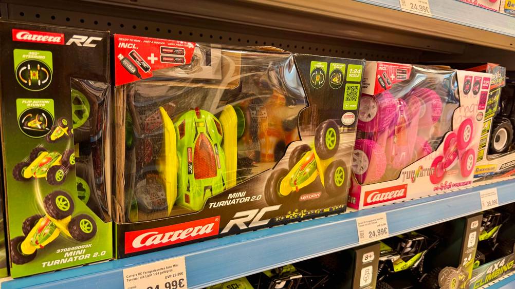 Zwischen anderen Produkten steht das getestete Carrera-ferngesteuertes-Auto in einem Verkausregal.