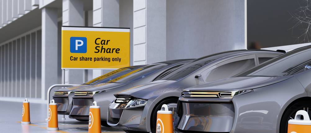 Carsharing-Test: Mehrere graue Fahrzeuge stehen auf Carsharing-Parkplätzen.