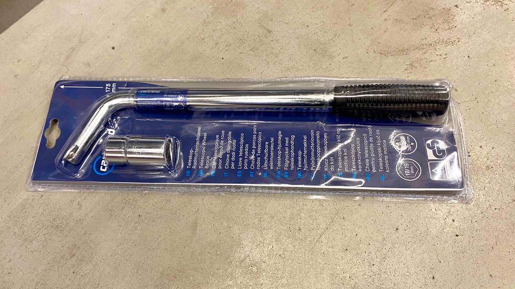 Detailansicht eines verpackten Radmutternschlüssels zum testen.