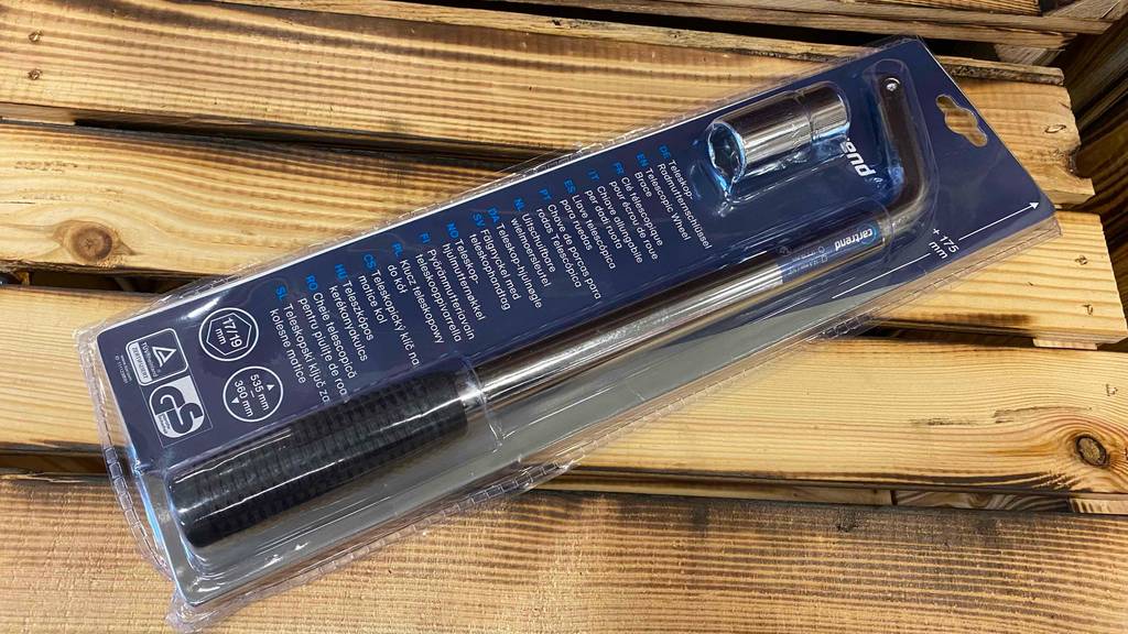 Im Test: Auf der Verpackung eines Radmutternschlüssel stehen Informationen in mehreren Sprachen.