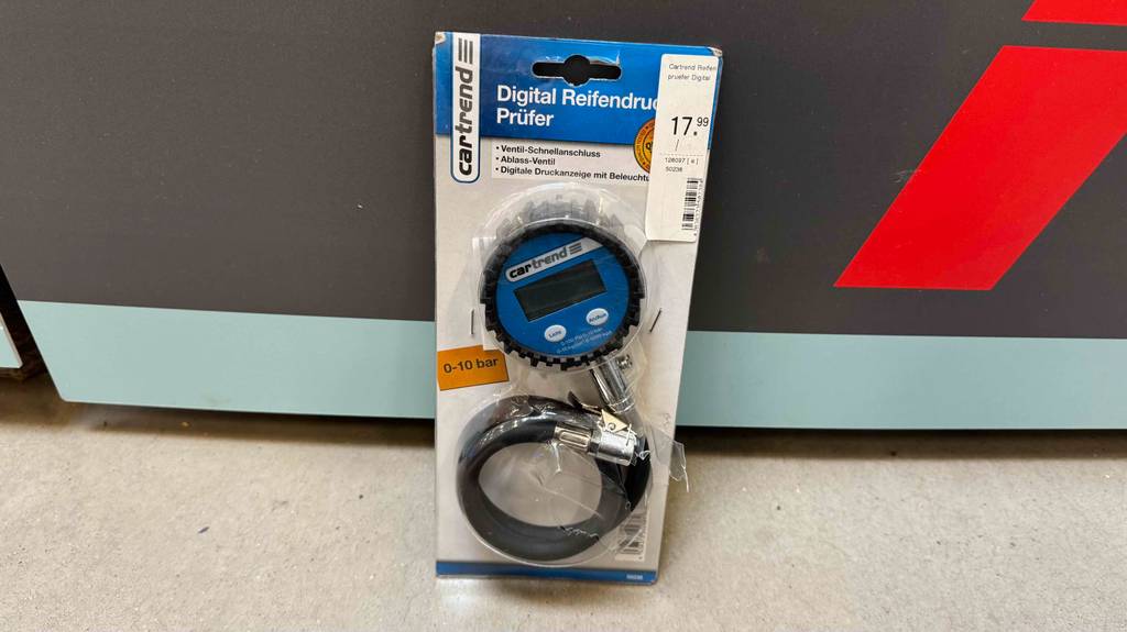 Auf dem Kartonblister eines verpackten getesteten Reifendruckprüfer digital stehen Informationen zur Funktion.