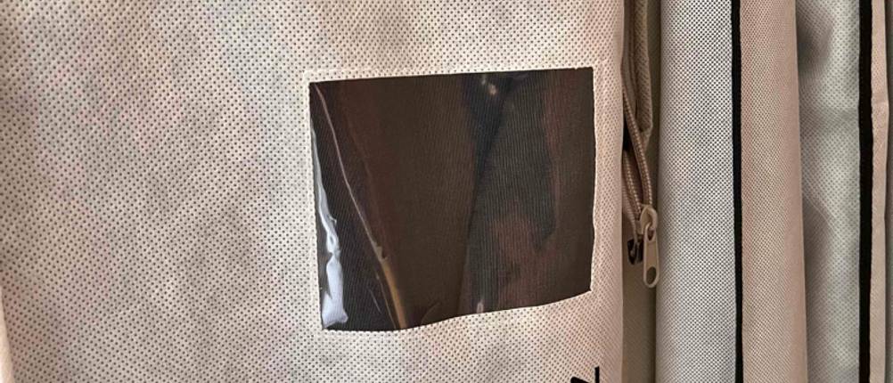 Kleidersack im Test: Nahaufnahme des Sichtfensters und des Logos eines Kleidersackes