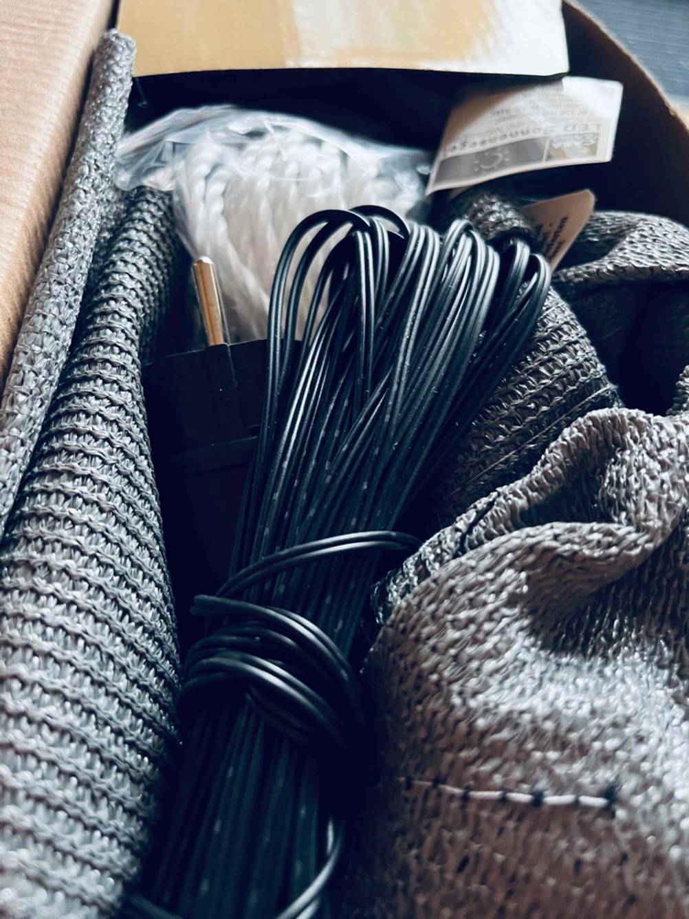 Sonnensegel im Test: Detailansicht Material und Kabel.
