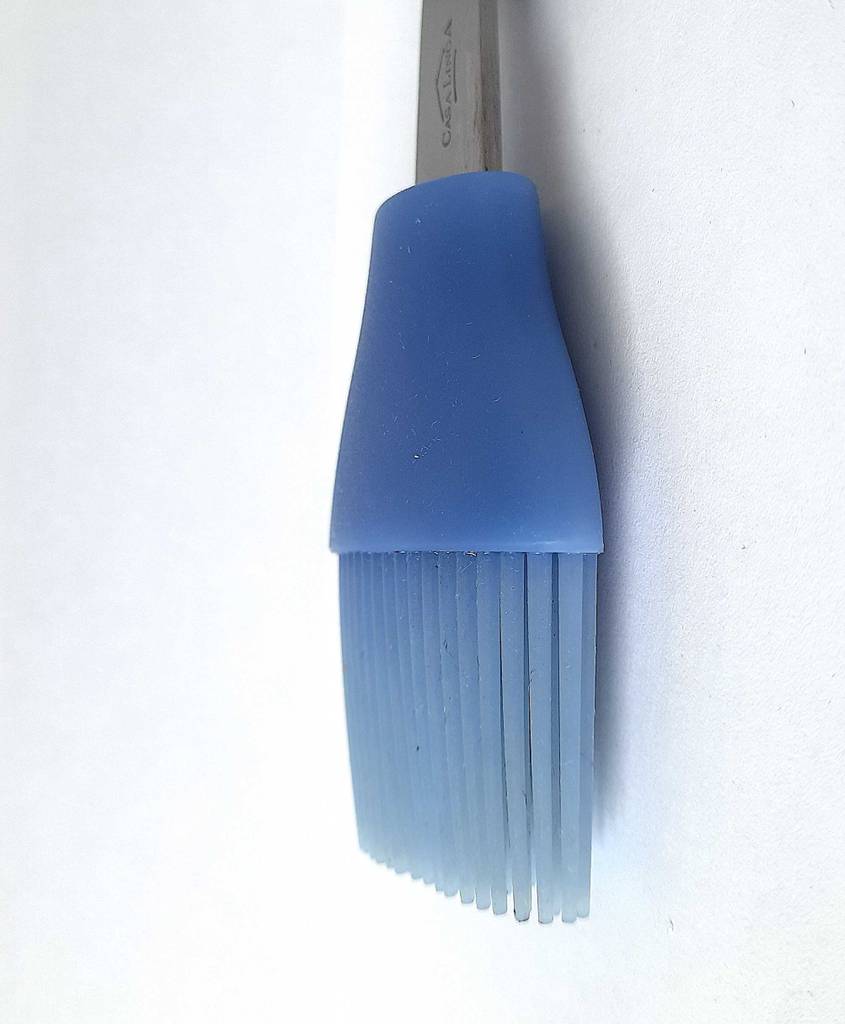 Nahaufnahme der violettfarbenen Silikon-Borsten am getesteten Grillpinsel.