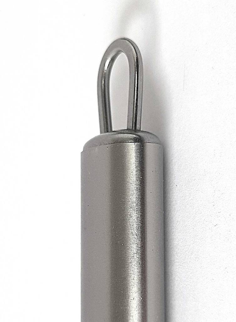 Nahaufnahme der Aufhängevorrichtung am Ende des Aluminiumgriffes des getesteten Grillpinsels.