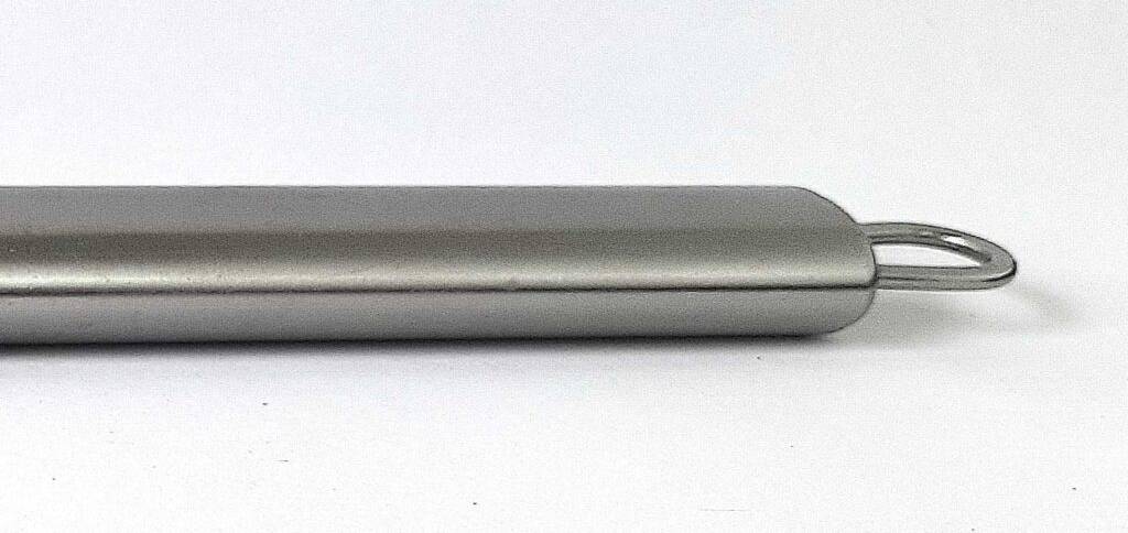 Grillpinsel-Test: Nahaufnahme des auf einer weißen Oberfläche liegenden Aluminium-Griffs.