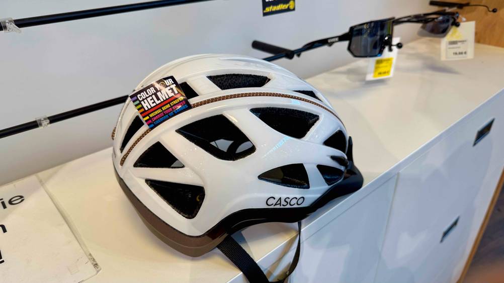 Seitenansicht des getesteten Casco-Fahrradhelms auf einer weißen Kommode.