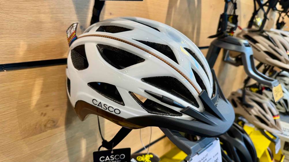Der getestete Casco-Fahrradhelm von der Seite an einer Wand hängend.