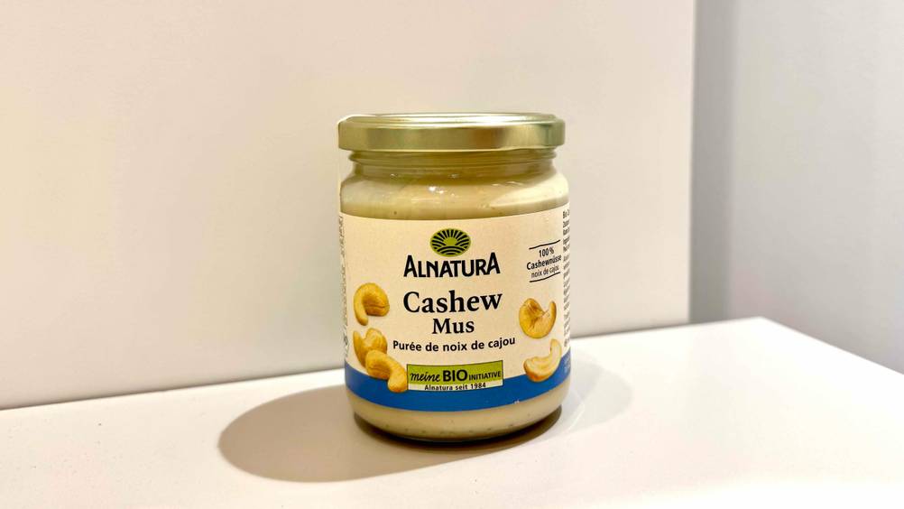Cashewmus-Test: Ein Glas von vorne mit Logo und Artikelbezeichnung.