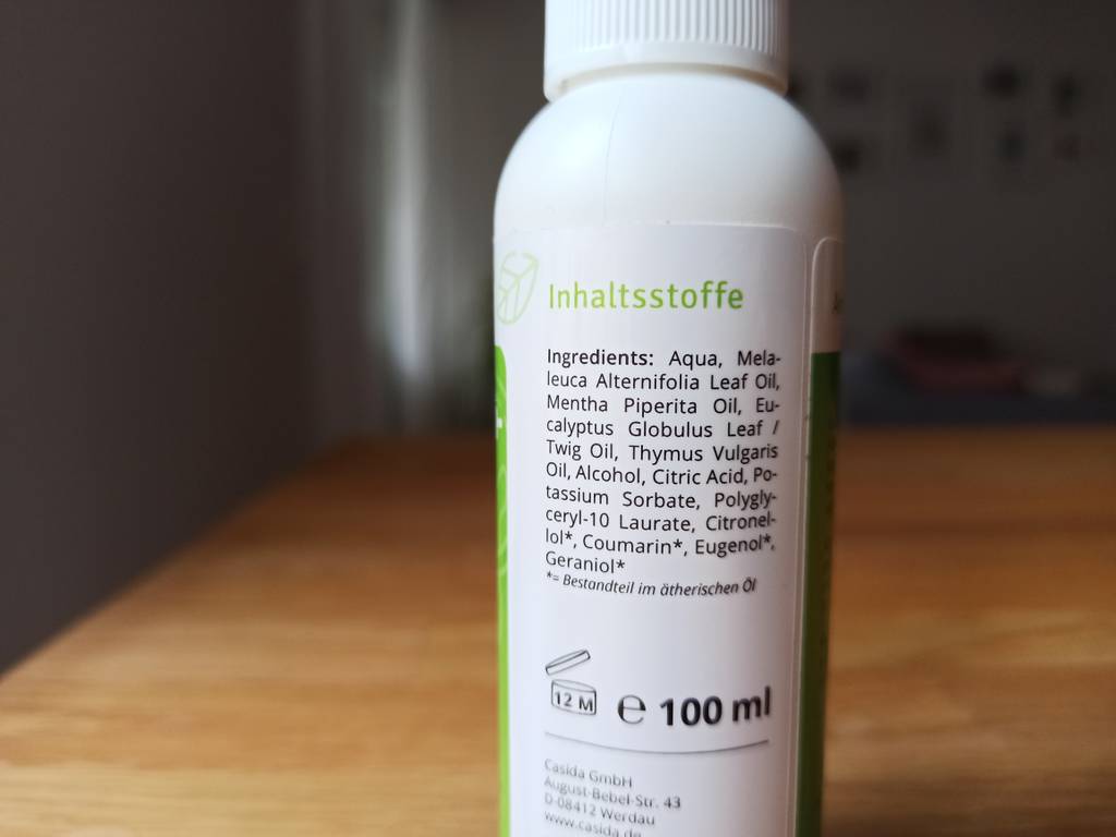 Ein Fuß- und Schuhdeo von hinten, die Inhaltsstoffe sind zu sehen.