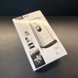 Der Karton vom Caso-D10-Multiöffner liegt auf einer Arbeitsplatte