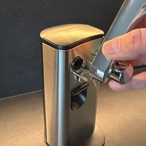 Eine Hand steckt einen Hebel in den Caso-D10-Multiöffner