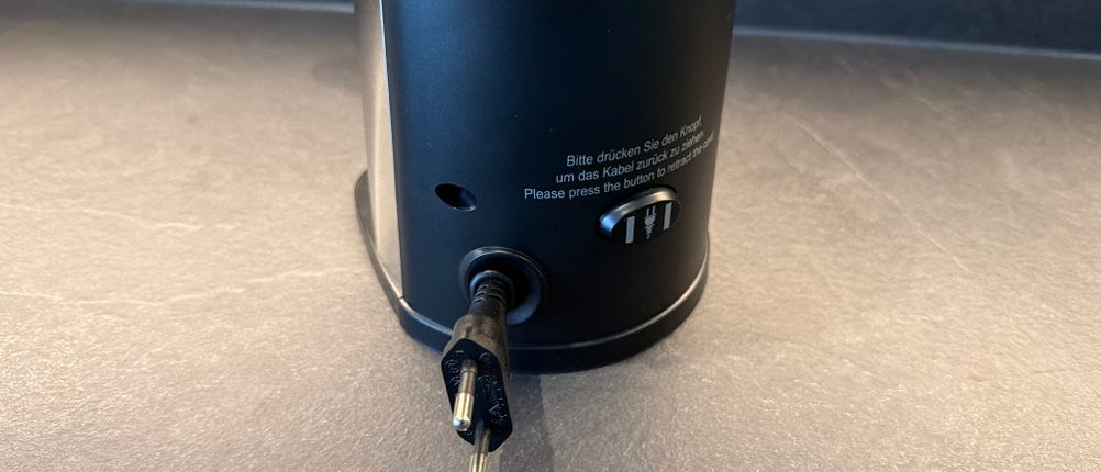 Das Stromkabel vom Caso-D10-Multiöffner