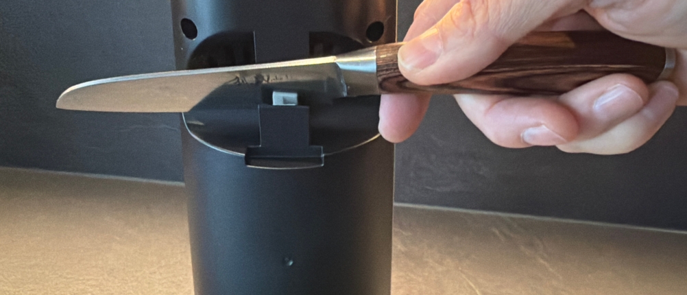 Ein Messer wird im Caso-D10-Multiöffner geschärft