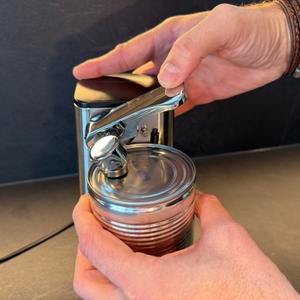 Eine Dose wird am Caso-D10-Multiöffner geöffnet