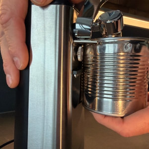 Mit dem Caso-D10-Multiöffner wird eine Dose geöffnet