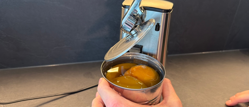 Der Deckel einer geöffneten Dose am Caso-D10-Multiöffner