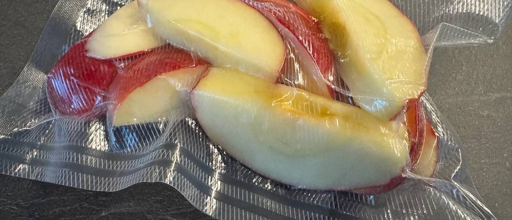 Vakuumierte Apfelstücke mit dem Caso FastVac 500