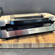 Der Caso Fastvac 500 Vakuumierer auf einem Brett stehend.