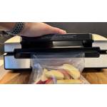 Der Vakuumierer FastVac 500 versiegelt einen Beutel mit Äpfeln darin.