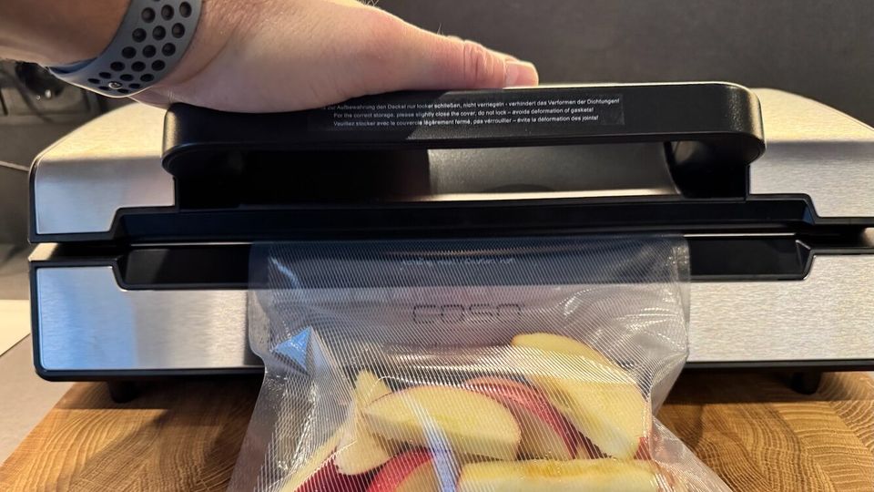 Der Vakuumierer FastVac 500 versiegelt einen Beutel mit Äpfeln darin.