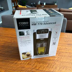 Der Karton des Caso HW 770 Advanced steht auf einem Tisch.