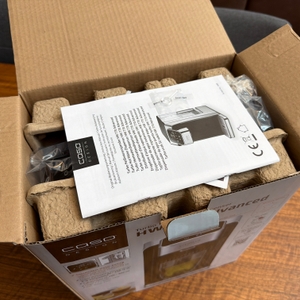 Der geöffnete Karton des Caso HW 770 Advanced von oben.