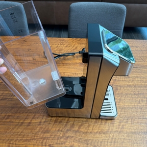 Eine Hand hebt den Wassertank vom Caso HW 770 Advanced hoch.