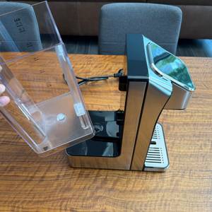 Eine Hand hebt den Wassertank vom Caso HW 770 Advanced hoch.