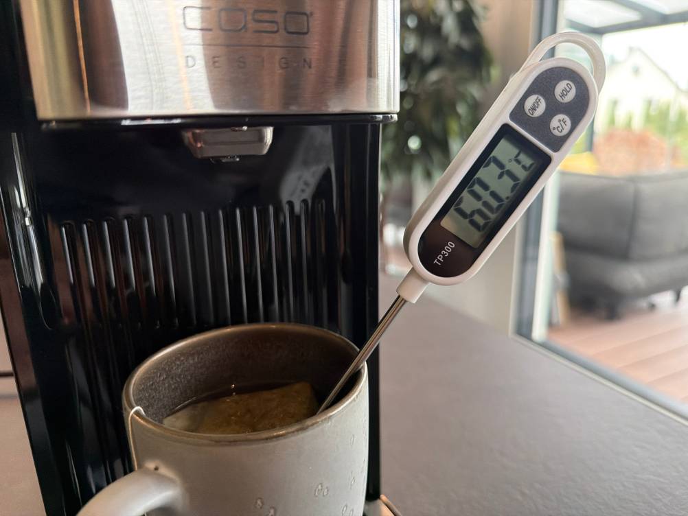 Ein Thermometer im Wasser aus dem Caso HW 770 Advanced zeigt 60,3 °C an.