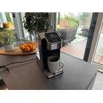 Der Caso HW 770 Advanced steht während der Benutzung auf einer Arbeitsplatte.