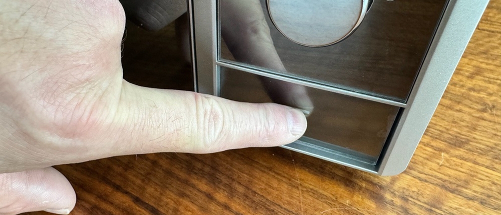 Eine Hand drückt den Knopf zum Öffnen der Tür der Caso MCG30 Chef