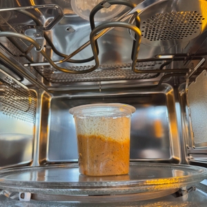 Ein Fertiggericht steht auf dem Drehteller der Caso MCG30 Chef