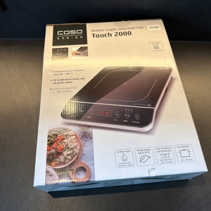 Der Karton der Caso Touch 2000 steht auf einer Küchenarbeitsplatte