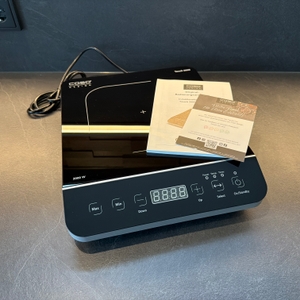 Der Lieferumfang der Caso Touch 2000 steht auf einer Küchenarbeitsplatte