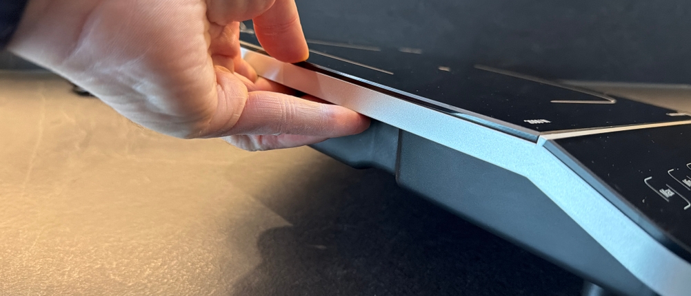 Eine Hand hebt die Caso Touch 2000 an der Seite hoch