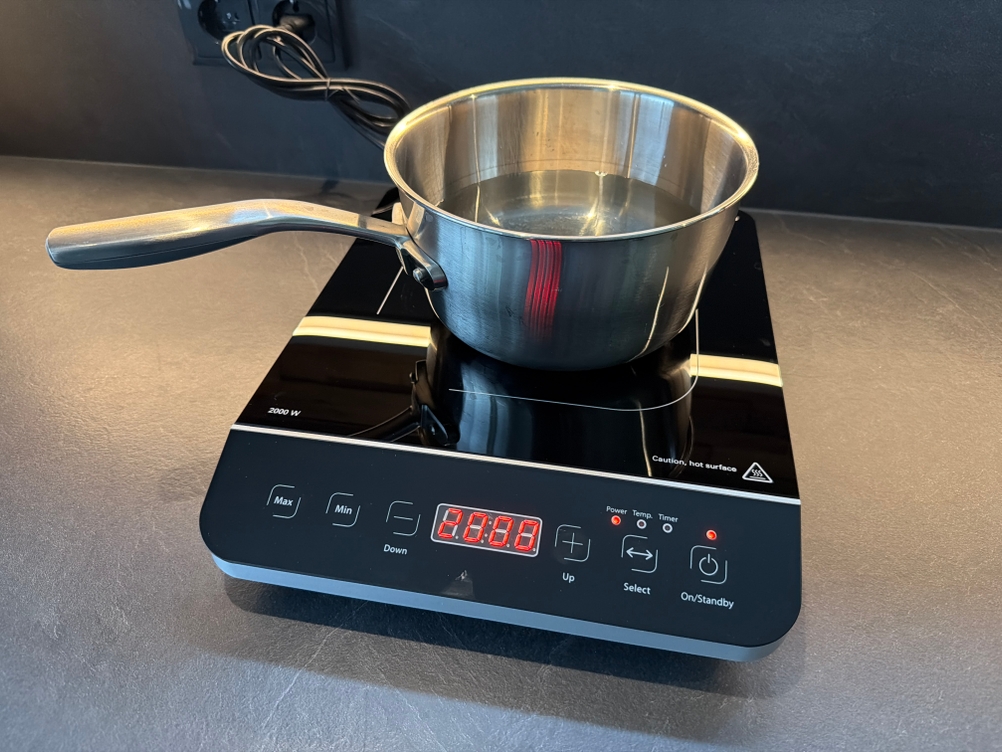 Ein Topf mit Griff steht auf der Caso Touch 2000