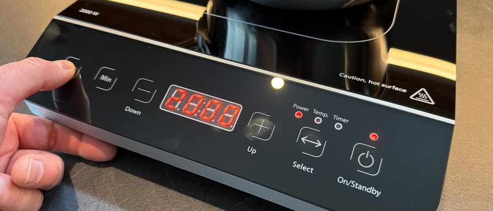 Eine Hand stellt etwas auf der Caso Touch 2000 ein