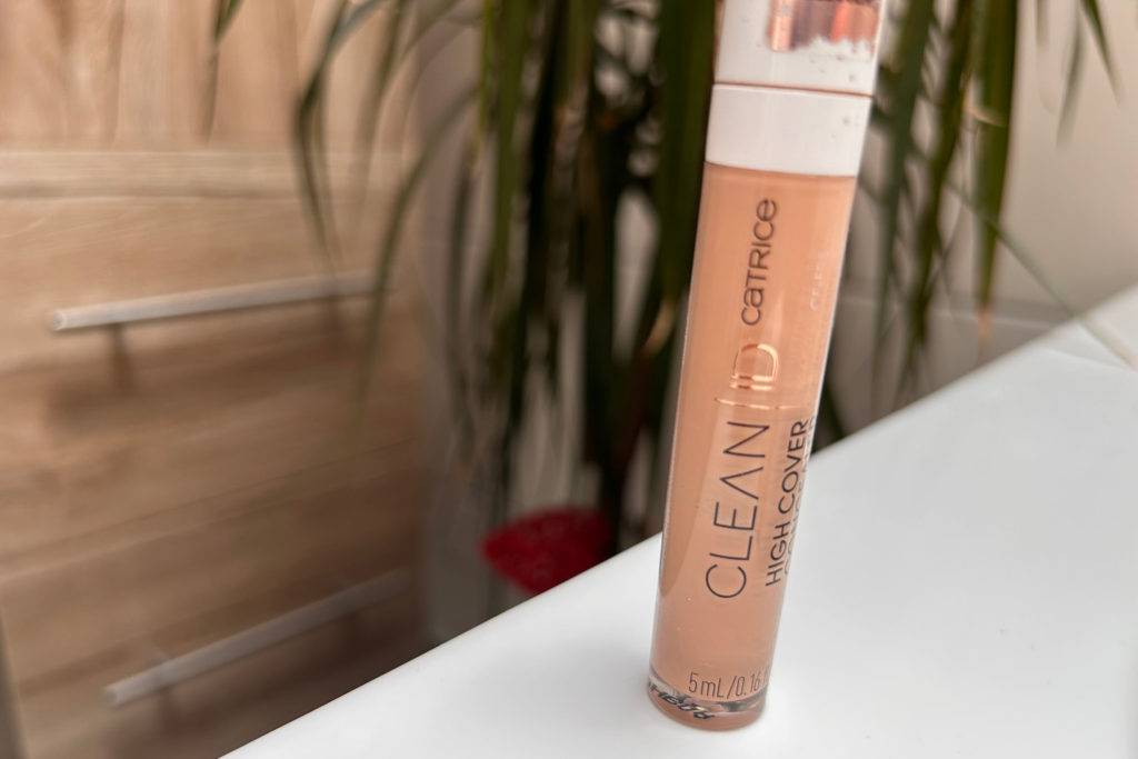 Catrice Clean High Cover Concealer auf einem Tisch