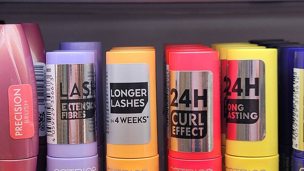 Auf dem Deckel von getesteter Catrice-Mascara steht ein Hinweis auf 24-Stunden-Effekt.