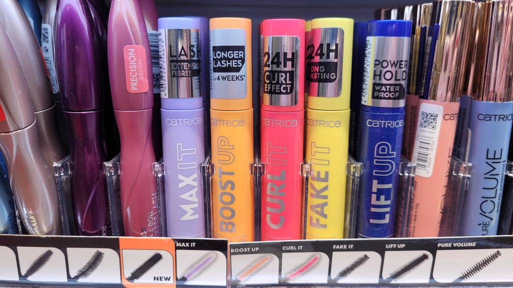Blick auf die Farbenauswahl: Viele verschiedene Catrice-Mascaras stehen zum testen nebeneinander.