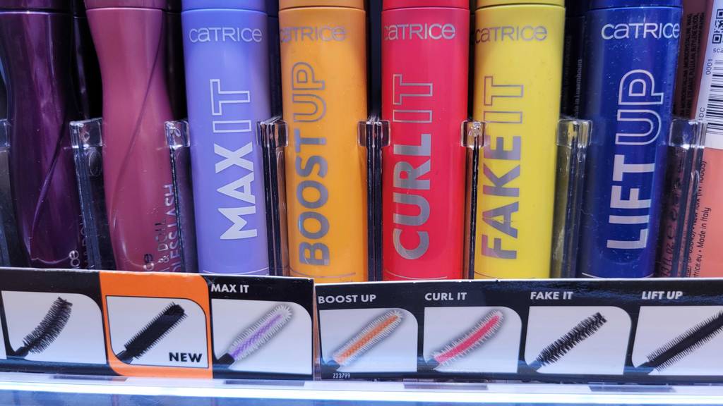 Blick auf die verschiedenen Formen von Catrice-Mascaras im Test.