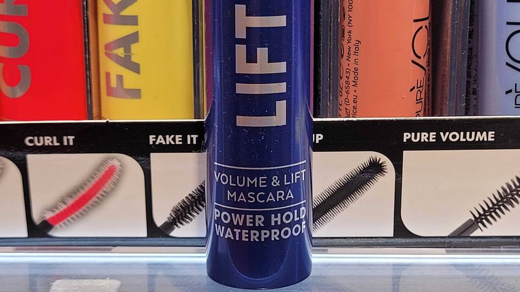 Catrice-Mascara-Test: Auf der Tube stehen Hinweise zur Wasserfestigkeit.