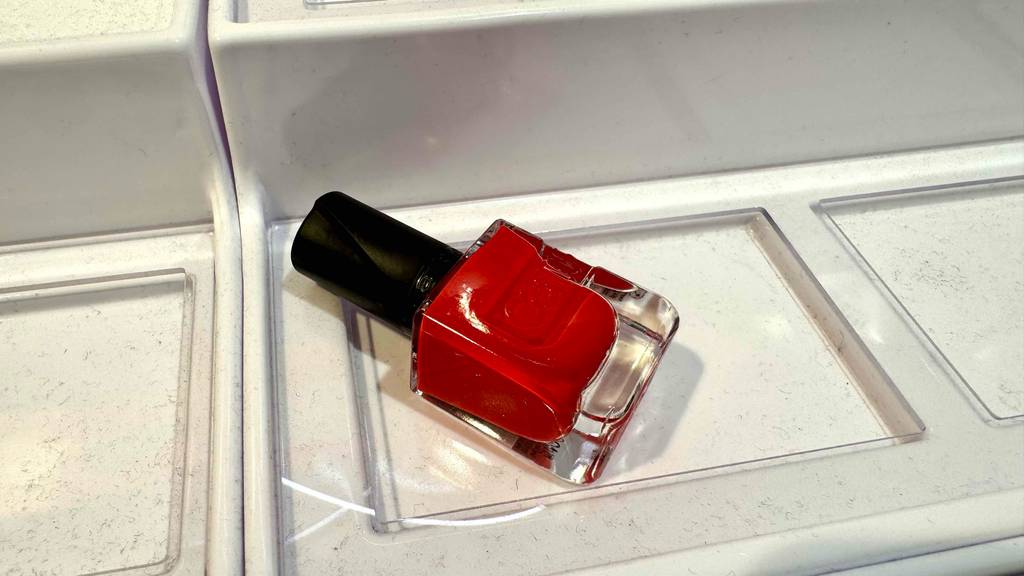 Getestet: Roter Nagellack liegt auf einer weißen Oberfläche.