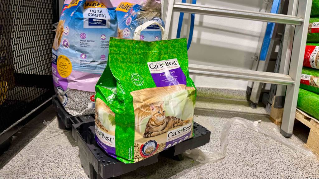 Auf der Verpackung von getesteten Katzenstreu-Pellets steht eine Nr. 1.