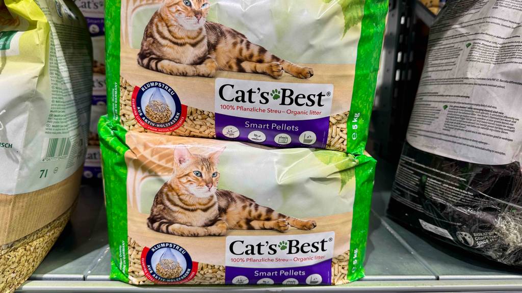 Katzenstreu-Pellets-Test: Detailansicht von zwei übereinanderstehenden Packungen.