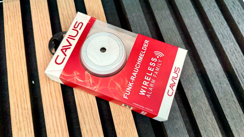 Im Test: Detailansicht eines Rauchmelders ohne LED in Originalverpackung.