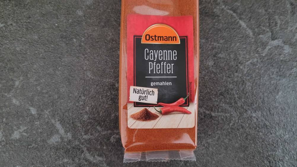 Nahaufnahme des Labels auf einer Packung des getesteten Cayennepfeffers auf dunklem Untergrund.