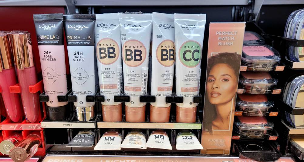 Mehrere Tuben der getesteten CC-Cream stehen in einem Verkaufsregal neben anderen Produkten.