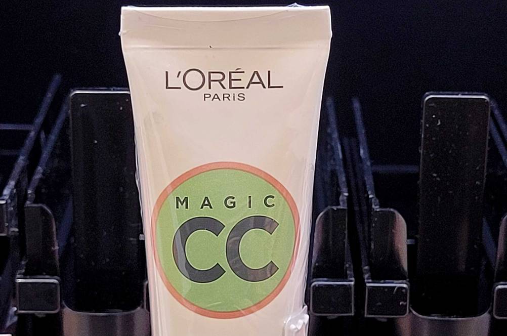 CC-Cream im Test: Nahaufnahme der Tube mit Logo.
